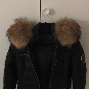 Rockandblue jacka - Jätte fin svart Rock and blue päls vinterjacka äkta päls. Helt i nyskick köpt för 2800, priset kan diskuteras! Kontakta mig för fler bilder!💓