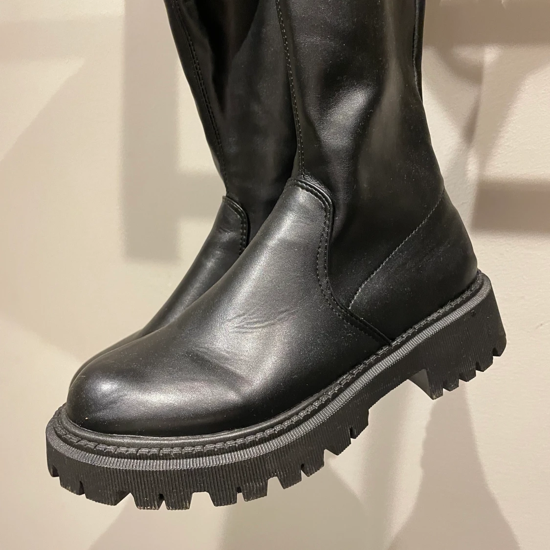 Svarta höga stövlar i skinn - 90