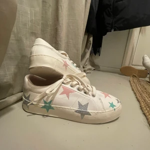 Sneakers - Svinsnygga sneakers från Zara med glittriga stjärnor på. Tyvärr har jag inte fått användning för dem. 