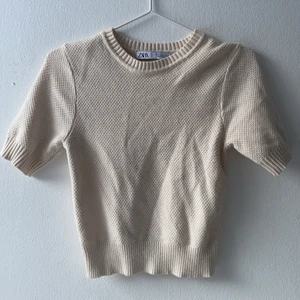 Stickad tröja - Säljer min stickade tröja från zara. Den är i storlek s och är i bra skick! Nypris: 299kr💕buda i kommentarerna vid intresse, budet är bindande och ni måste buda fem kr mellan varje budning!💕💕köp direkt för 200kr!!!