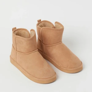 Ett Par varmfodrade boots - Bootsen har ankelhögt skaft med hälla bak. Foder har innersula i mjuk pile som håller fötterna varma. 