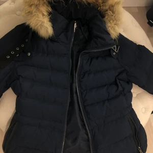 Vinterjacka - Använt den bara 1 vinter och den är väl omhändertagen! Köpte den för 1100kr men säljer den för 500. Pris kan diskuteras. Äkta päls. Frakt betalas av köparen.