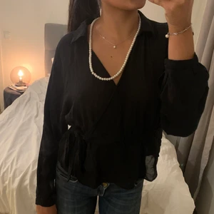 Svart blus - Söt blus från Zara med knyte i midjan! Den är i ett tunt lite genomskinligt material 🖤