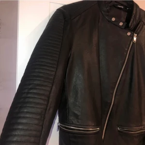 Skinnjacka - Cool skinnjacka från esmara. Den är varm och jättefin och har super coola detaljer. Den är ganska stor i storleken. Säljer eftersom det inte är min stil därför kommer den inte till användning