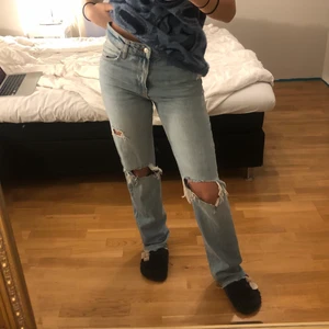 raka slitna jeans från zara - säljer dessa raka full length jeansen med slitningar från zara. ena hålet har töjts ut lite, men ingenting som märks astydligt. är 177 cm lång 💕