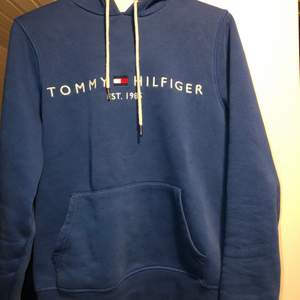 Snygg och bekväm hoodie från Tommy Hilfiger. Fint skick, skickar gärna fler bilder om så önskas💙 Köpt på Zalando för något år sedan men inte använd så jättemycket! Storlek S men passar även XS/M skulle jag säga 💙
