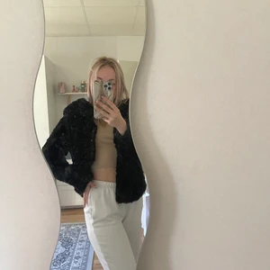 Svart pälsjacka - Säljer en svart pälsjacka i storlek xs-s. För 100kr+frakt🌑 kan mötas upp i Norrköping