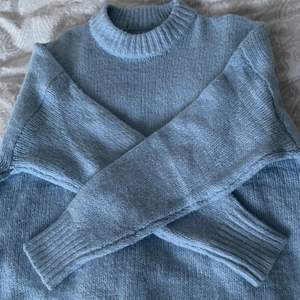 KÖP DIREKT FÖR 200 inklusive frakt!! Superfin stickad ljusblå tröja!💙 färgen är som på bild 2. Storlek xs/s men passar xxs-m. Varm och inte stickig, perfekt nu till vintern⚡️