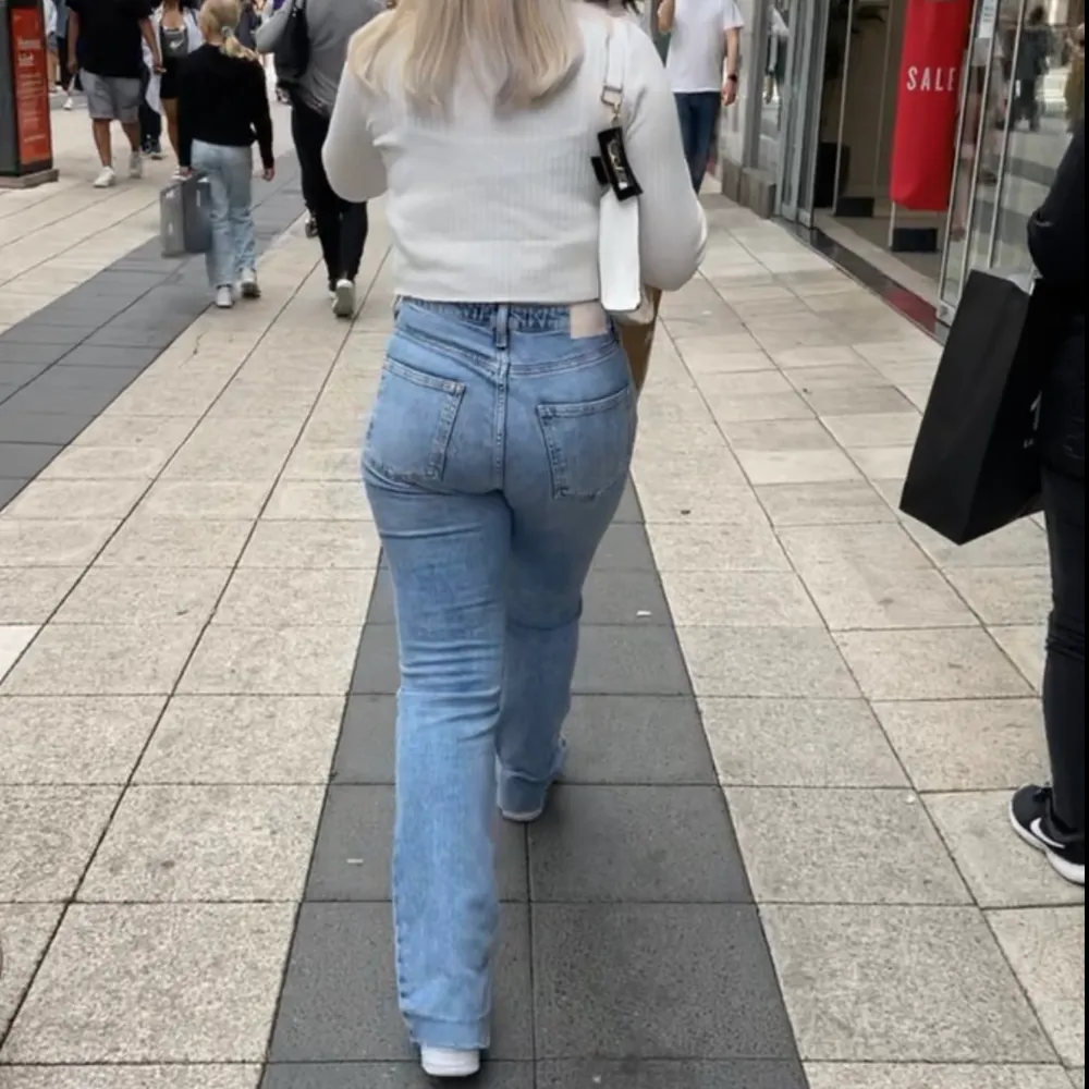 Ljusblå Zara jeans med slits längst ner! Storlek 36. (Jeansen är klippta längst ner så att de går precis till golvet på mig som är 159). Jeans & Byxor.