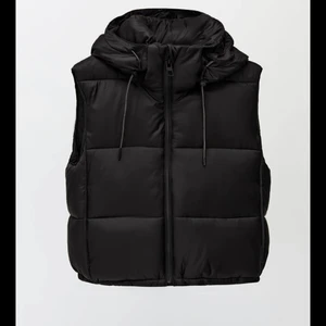 Svart väst‼️‼️ - Svart väst ifrån zara😝✨ säljs då den ej kommer till användning, i storlek Xs💘💕 skriv vid intresse elr frågor🤩🎸