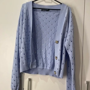 blå kofta med mönster - Jätte söt blå kofta med möster, använd cirka 3 ggr. Jätte fin till sommaren, men kommer inte till användning längre. storlek M, men passar xs-L beroende på hur man vill att den ska sitta💓 pris kan diskuteras