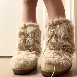 Vita päls moonboots - Supersöta ljusa päls moonboots perfekta nu till vintern❄️ säljer då de är för små på mig men verkligen sjukt bekväma och mysiga!🌟