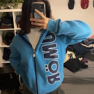 Humör hoodie - Skit snygg blå kofta där det står ”humör”. Älskar färgen men koftan kommer tyvärr inte till användning. Jag har vanligtvis strl xs-s. Priset är prutbart!