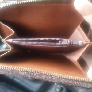 Louis Vuitton plånbok - Säljer en louis vuitton plånbok som ej är äkta dock. Inköp på loppis. 