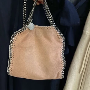 stella mccartney väska - Säljer min stella mccartney väska i modellen tiny. Har äktenhetsbevis!!! 💕💕
