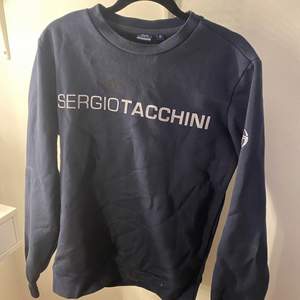 Marinblå sweatshirt från Sergio tacchini. Använd några få gånger, bra skick. Storlek S. Pris: 120kr plus frakt 62kr❤️❤️