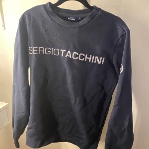 Sergio tacchini tröja  - Marinblå sweatshirt från Sergio tacchini. Använd några få gånger, bra skick. Storlek S. Pris: 120kr plus frakt 62kr❤️❤️