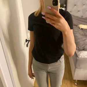 Svart t-shirt - Vanlig skön svart tshirt från Bikbok i storlek xs🥰 Säljer pga att den är lite för liten på mig