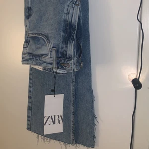 Jeans från zara - Oanvända jeans ifrån zara som jag köpte i somras men som tyvärr var förstora !!
