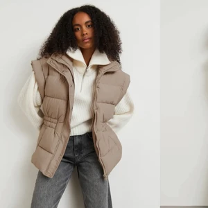 Väst - Vadderad väst från Ginatricot, oanvänd 