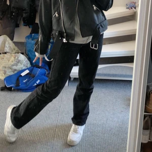 Svarta jeans  - Svarta jeans från weekday🖤 rowe