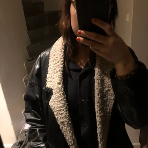 Oversized skinnjacka med teddyfoder - Överfet skinnjacka med coola detaljer i kragen liksom. Najs storlek så att man får plats med en tjcok tröja under. Passar alla! Köpt second hand men i bra skick förutom att den har hål i fickorna :(