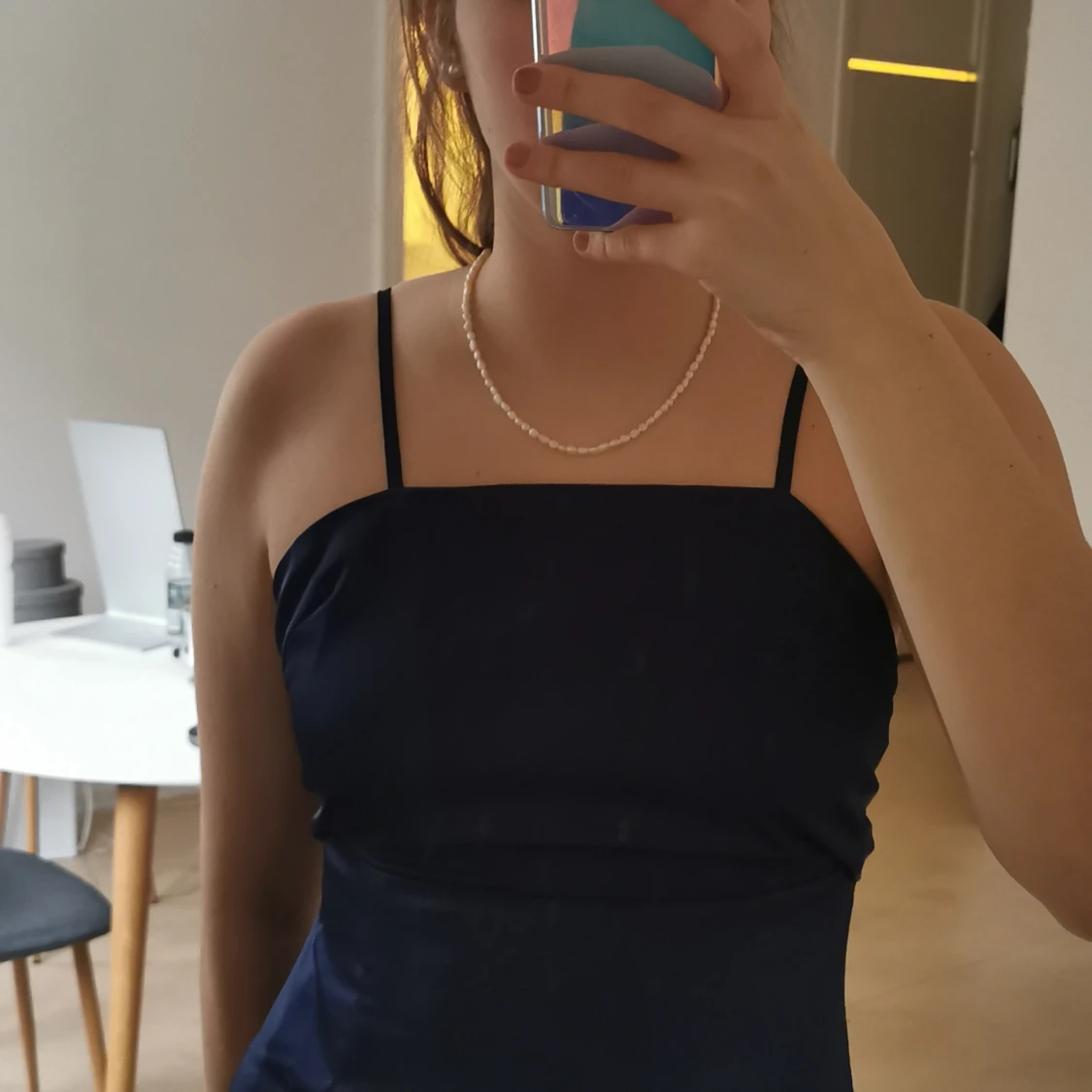 Satin klänning med slits - 90