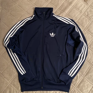 Adidas tröja  - Säljer en as snygg Adidas kofta som köptes för 550kr i somras som jag nu säljer för 300kr 