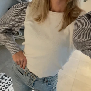 Tröja Randiga Ärmar - Säljer denna tröja med blå/vit randiga ärmar. Använd fåtal gånger & därmed fint skick. Storlek S.