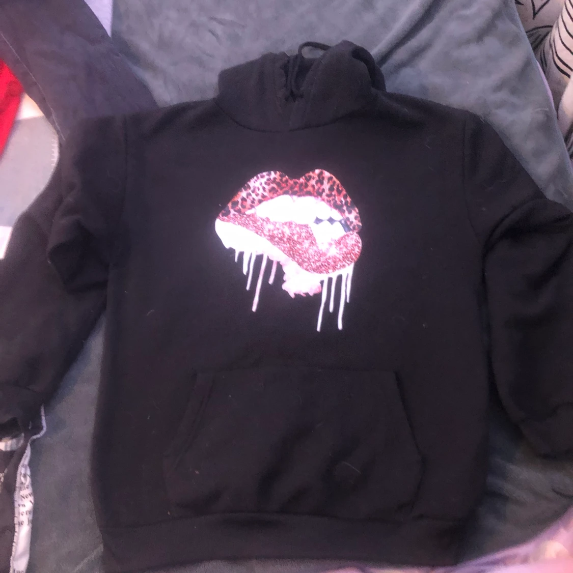 Svart hoodie med tryck