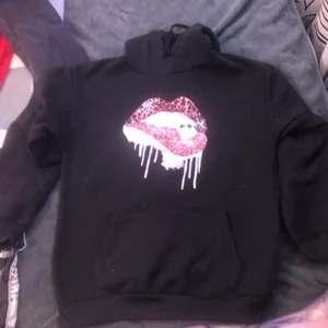 Svart hoodie med tryck  - Jätte snygg och super skön svart hoodie med tryck 💕