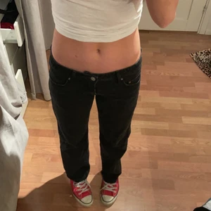 Weekday jeans arrow - Funderar på att sälja mina weekday jeans inköpta i sommras och använda ca 3 gånger! De är lite för små för mig därav har dom inte kommit till så mycket användning :) kom med egna pris förslag😍