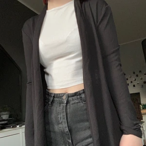 Svart kofta - Svart kofta från KappAhl. Väldigt lång, går nästan ner till fötterna på mig! (158cm) Storlek S. Frakt 66 kr 🌿 Finns i Västerås! 