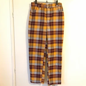 Rutiga Monki-byxor i st.S/36 - Säljer mina älskade rutiga byxor från Monki i storlek 36/S 🌞 solgul/vinröd/gråblå rutmönster som sitter så fint på (har dock växt ur dem), i fint använt skick - dock har de blivit noppriga mellan benen något som är lätt åtgärdad med noppmaskin eller rakhyvel 🤗 perfekt rak passform och högmidjade ✨