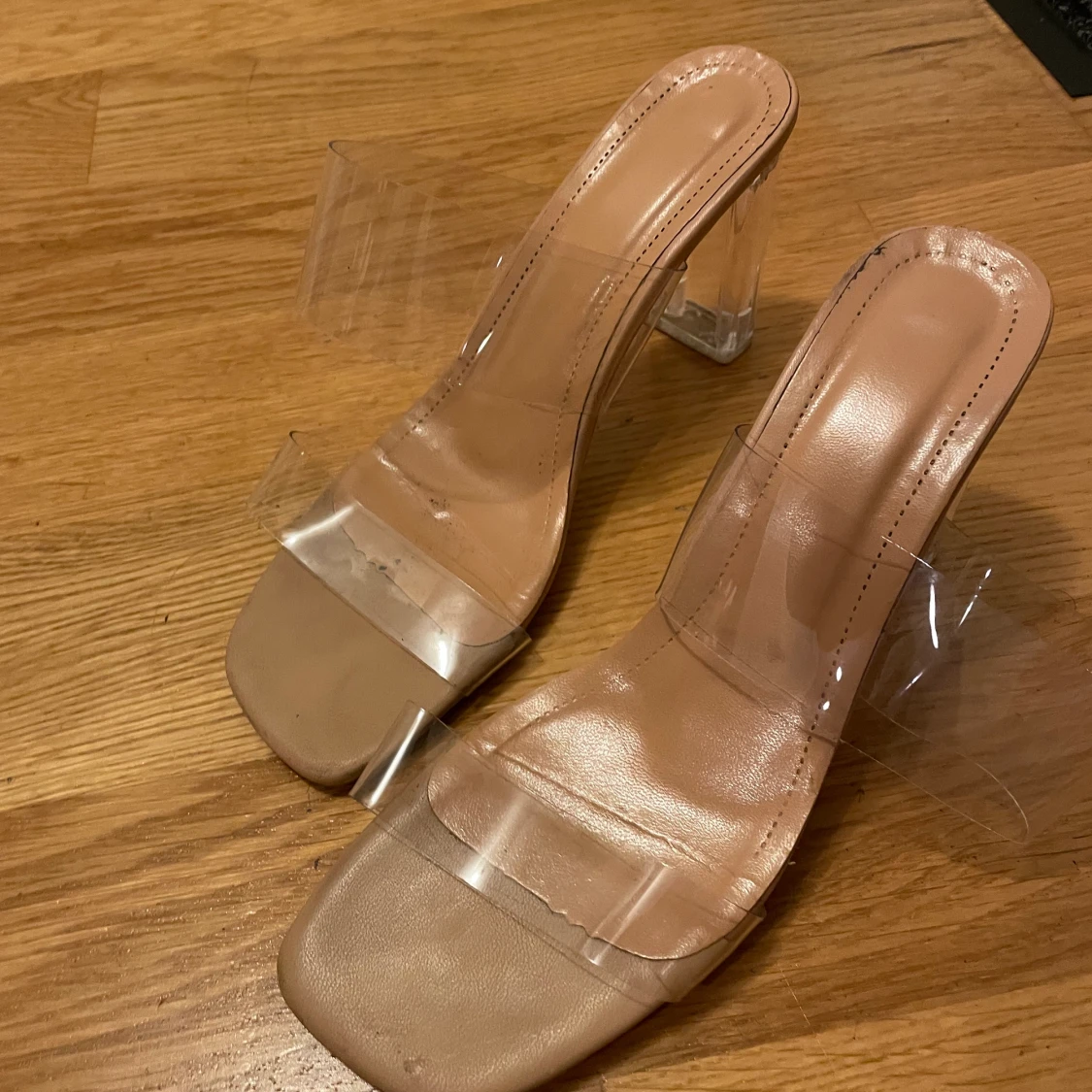 Klackskor genomskinliga