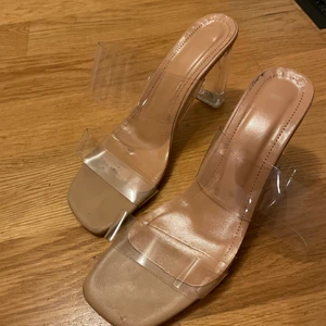 Klackskor genomskinliga - Säljer klackar använd Max 2-3 gånger storlek 39.