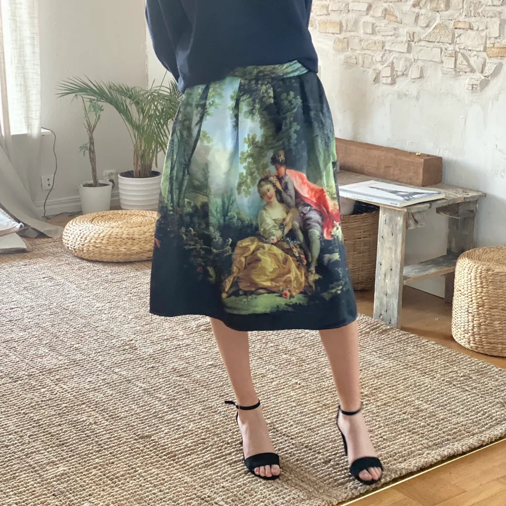 En superfin kjol med Four seasons Boucher målning. Kjolar.