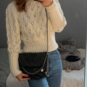 Stella McCartney väska - Säljer min fina stella McCartney väska i modellen ”FALABELLA AXELREMSVÄSKA” går att ha på båda sätten som på bilden. Ställ frågor om ni undrar något 💞 (pris kan även diskuteras” 