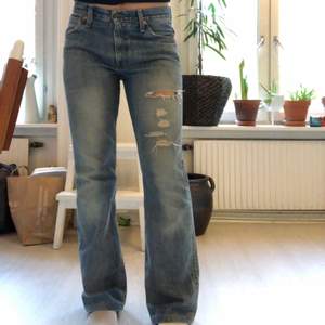 Raka mid rise jeans från Levis! I mycket fint skick!💕 De sitter som en M, brukar ha 38/40 i byxor!
