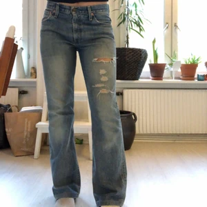 Levis Jeans - Raka mid rise jeans från Levis! I mycket fint skick!💕 De sitter som en M, brukar ha 38/40 i byxor!