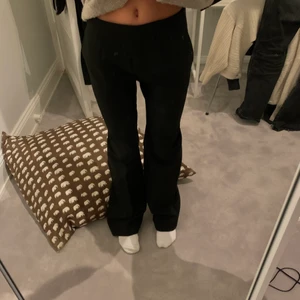 Lågmidjade kostymbyxor - Säljer dessa lågmidjade kostymbyxor som är lite flare! Storlek 38 men funkar för 36 också. Svarta🖤❤️köpt för längesen och inte alls använda 