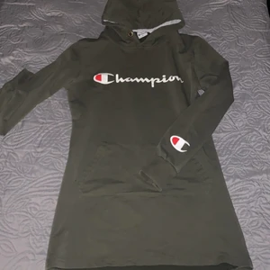 champions tröja dam - Säljer min äkta  champions tröja för endast 60kr. jätte fin, säljer den eftersom den är lite stor på mig. Storlek: M men funkar som S också. Aldrig använt utan bara testat den. orginal pris:300kr ny pris:60kr