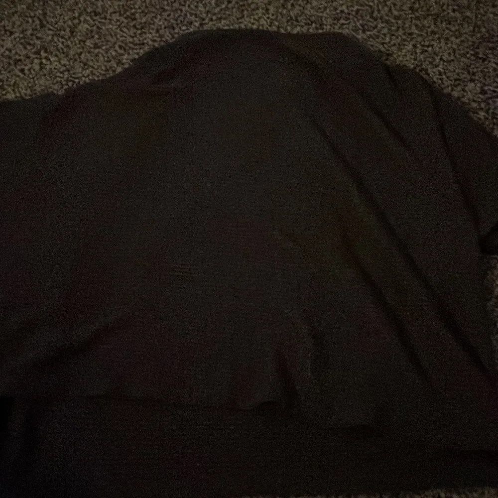Jag säljer en mörkgrå tröja som är i nytt skick! Den passar inte mig längre!. Tröjor & Koftor.