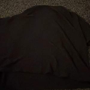 Jag säljer en mörkgrå tröja som är i nytt skick! Den passar inte mig längre!