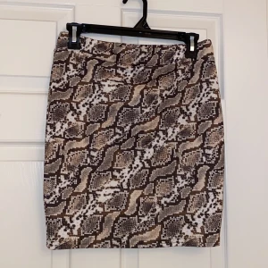 Tajt snake print kjol - En kort stretchig kjol