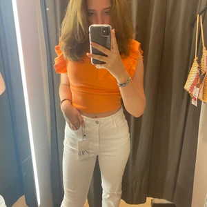 VITA JEANS zara🥰 - Säljer de ur snygga zara jeansen som är vita med slits och håll i knäna🥰 Säljer för ett rimligt pris🥰 Adlrig använda då de var för stora på mig❤️