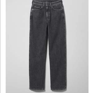 Rowe jeans från weekday i färgen Nova Black. Säljer då de inte passar mig. Hör av er för fler bilder! Köpare står för frakt!