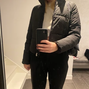 Svart puffjacka  - Svart puffjacka i storlek s. Fint skick då den knappt är använd. Skickas med PostNord skicka lätt, 66kr ( frakten ingår ej i priset).