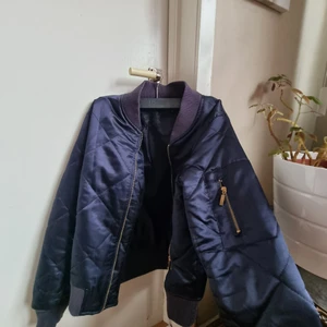 Blå bomberjacka  - Blå söt bomberjacka!