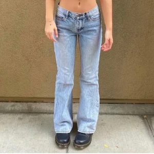 Brandy melville jeans - Hej! Säljer dessa jeans från brandy melville som jag köpte här på plick men dem var tyvärr för små. Hel oanvända av den förra tjejen också då prislappen är kvar. 70cm i midjemått. Kom privat om ni vill köpa eller har fler frågor. 